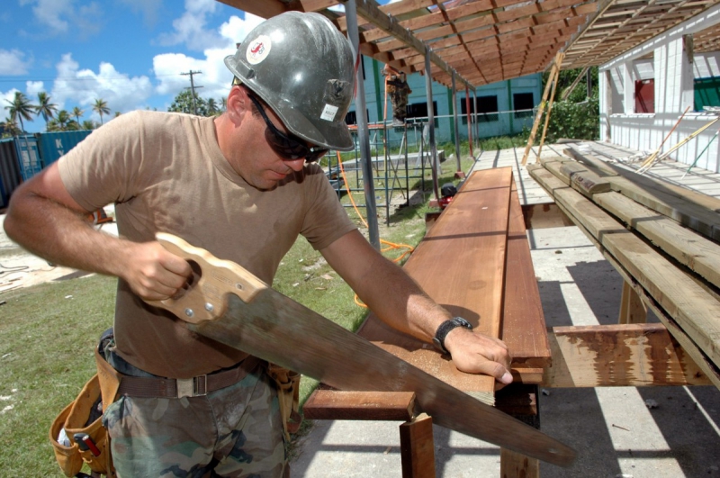 menuisier-LA CADIERE D AZUR-min_worker_construction_building_carpenter_male_job_build_helmet-893290